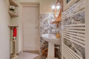 a bathroom with a sink and a wall at Fore te capu casavacanze Lecce in Lecce