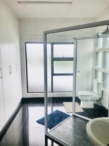 ein Badezimmer mit Toilette und Waschbecken in der Unterkunft 2 Seasons Guesthouse East London in East London