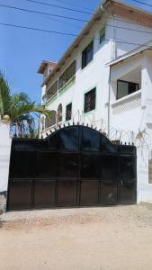 un cancello nero davanti a una casa di Treasured Haven Stay a Ukunda