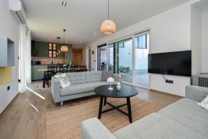 TV a/nebo společenská místnost v ubytování Villa EnDi in Medulin, Istria by Istrabook