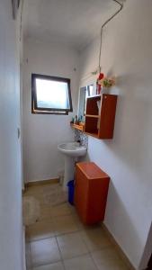 un piccolo bagno con servizi igienici e finestra di Treasured Haven Stay a Ukunda