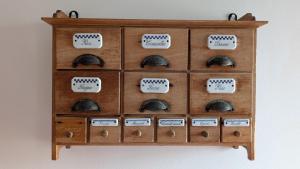 ein Holzschrank mit allerlei Nippes in der Unterkunft Les Perles du Ried - Gîte 201 in Boofzheim