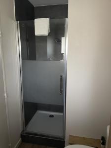 een douche in een badkamer met toilet bij Studio tout confort in Barcelonnette +8 foto's