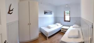 een kamer met een bed en een tafel. bij Tärnaby Sportstugor in Tärnaby