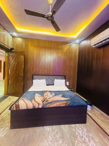 Un pat sau paturi într-o cameră la Shree ji sharnam