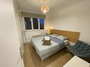 リュエイユ・マルメゾンにあるMaria’s placeのベッドと椅子のある寝室