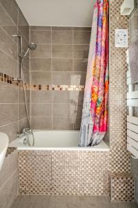 リュエイユ・マルメゾンにあるMaria’s placeのバスルーム(シャワーカーテン付きのバスタブ付)が備わります。