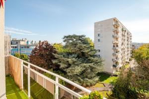 リュエイユ・マルメゾンにあるMaria’s placeの木と建物のあるアパートのバルコニー