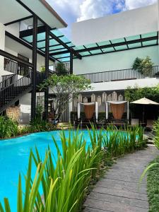 Bazén v ubytování NAI YA Hotel -SHA Extra Plus nebo v jeho okolí