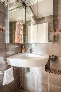 リュエイユ・マルメゾンにあるMaria’s placeの洗面台と鏡のあるバスルーム +34枚の写真