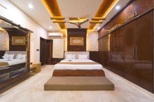 Postel nebo postele na pokoji v ubytování Alaya Stays Royal Valora Charming 5 BHK villa with Garden