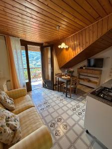a living room with a couch and a table at Trentino Appartamenti Oss in Tenna 