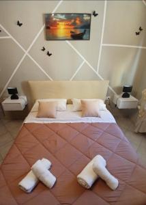 アヴェッツァーノにあるMarruvium 1937'sの枕が2つ置かれたベッドのある寝室