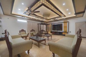 TV a/nebo společenská místnost v ubytování Alaya Stays Royal Valora Charming 5 BHK villa with Garden