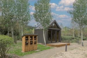 a small cabin in the middle of a forest at Mandra Petrichor in Zabuyanʼye