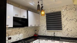 Η κουζίνα ή μικρή κουζίνα στο 7th generation apartments