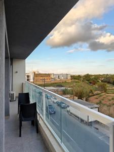 un balcon avec vue sur une ville dans l'établissement Valley View 2, à Ħal Luqa