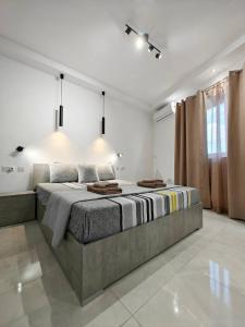 une chambre avec un grand lit dans une pièce dans l'établissement Valley View 2, à Ħal Luqa 24 autres photos