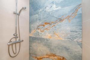 a shower stall with a painting on the wall at Altstadttor 17 in Westerland