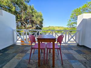 un tavolo e 4 sedie su un balcone di On The Moon Hospitality and Conference Facility a East London