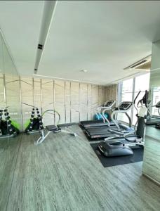 Fitnesscentret og/eller fitnessfaciliteterne på 2 bed 2 bath luxury appartment Convention Center