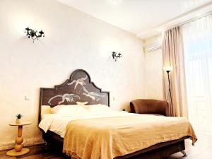 En eller flere senge i et værelse på Kyiv Panna Apartment