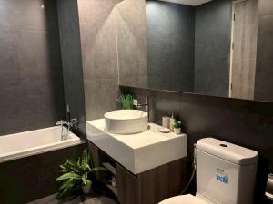 Et badeværelse på 2 bed 2 bath luxury appartment Convention Center + 13 billeder