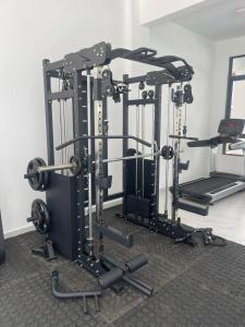 une salle de sport avec plusieurs machines de course dans une pièce dans l'établissement Farrey Homes Studio Near Jkia and Sgr, à Syokimau