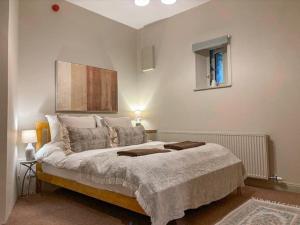 Postel nebo postele na pokoji v ubytování Kilnsey Wellbeing Barn With Hot Tub, Cold Plunge, Pet Friendly