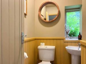 Koupelna v ubytování Kilnsey Wellbeing Barn With Hot Tub, Cold Plunge, Pet Friendly + 33 fotografií