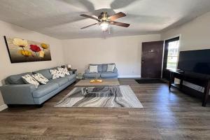TV a/nebo společenská místnost v ubytování Waterfront escape Okeechobee