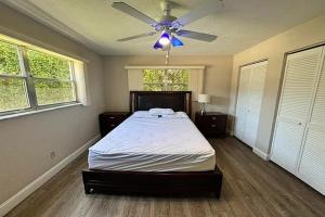 Postel nebo postele na pokoji v ubytování Waterfront escape Okeechobee + 1 fotografie