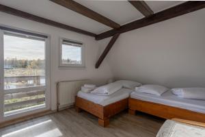 Ένα ή περισσότερα κρεβάτια σε δωμάτιο στο Chata Boží Dar 63