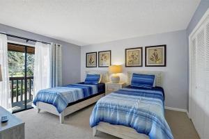 a bedroom with two beds and a window at Perfect blend of comfort Lake Wales in Lake Wales