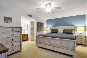 a bedroom with a bed and a ceiling fan at Perfect blend of comfort Lake Wales in Lake Wales +3 photos