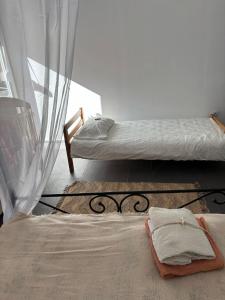 Un dormitorio con dos camas y una ventana en Valencia, en Vršac