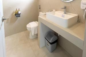 Et badeværelse på Salacia Beachfront Resort managed by MA Group + 51 billeder