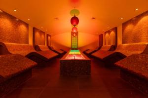 een kamer met banken en een tafel met een lamp bij Hotel & Wellness Zuiver in Amsterdam