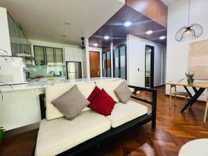 Kuchyň nebo kuchyňský kout v ubytování Marina Chic l Stylish 2BR Retreat l Straits Quay