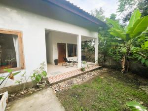 クタにあるADA Roomsの白い家(椅子付)