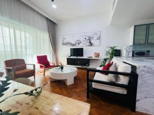 TV a/nebo společenská místnost v ubytování Marina Chic l Stylish 2BR Retreat l Straits Quay