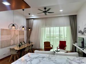 Postel nebo postele na pokoji v ubytování Marina Chic l Stylish 2BR Retreat l Straits Quay + 32 fotografií