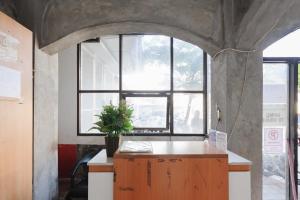 a room with a desk with a potted plant on it at Gita Inn Bali RedPartner in Denpasar +17 photos