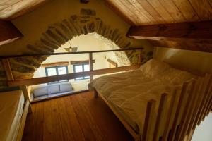 Ένα ή περισσότερα κρεβάτια σε δωμάτιο στο La Grange d'Emile gîtes, roulottes et piscine