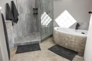 Koupelna v ubytování Big5Haven + 81 fotografií