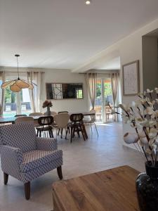 ein Wohnzimmer mit Tisch und Stühlen in der Unterkunft Villa des Roches - Labeaume in Labeaume