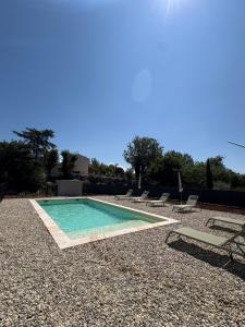 einen Pool mit Liegen in der Unterkunft Villa des Roches - Labeaume in Labeaume