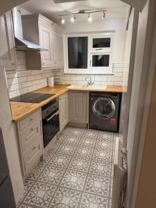 Kuchyň nebo kuchyňský kout v ubytování Two bedroom house in eye Suffolk with parking