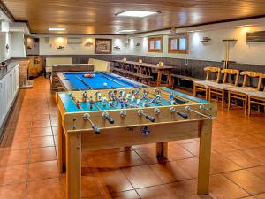 Una gran mesa de billar en una habitación con en Casa Viria, en Navaluenga