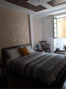 een slaapkamer met een groot bed in een kamer bij Modern two bedroom apartment in Valletta in Is-Swatar